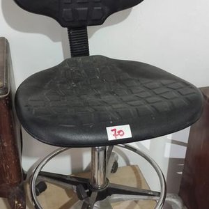 Lote anterior: Silla de Oficina Giratoria Negra con Ruedas