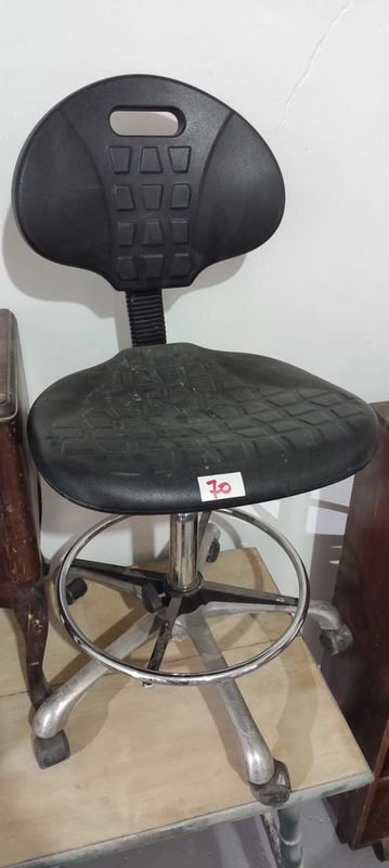 Silla de Oficina Giratoria Negra con Ruedas