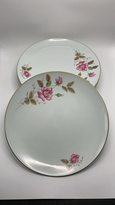 Lote siguiente: Platos de porcelana con diseños florales