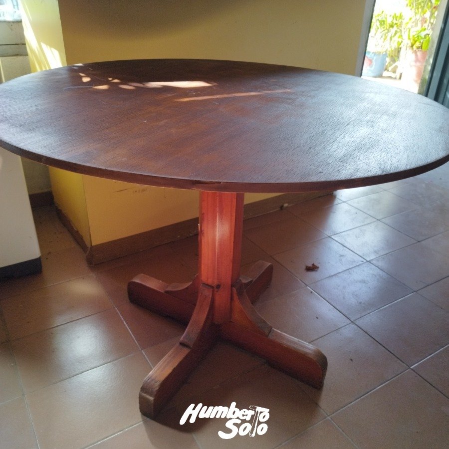 Mesa Redonda de Madera con Pie Central