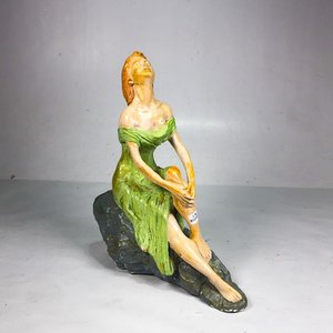 Figura de Dama Sentada con Vestido Verde - 35 cm - imagen 1