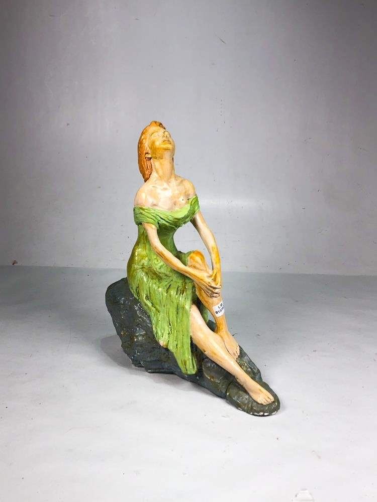 Figura de Dama Sentada con Vestido Verde - 35 cm