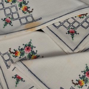 Seis Servilletas Blancas con Diseño Bordado Floral y Marco Azul - imagen 5