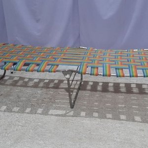 Lote siguiente: Catre Plegable de Caño con Tiras de PVC Multicolor