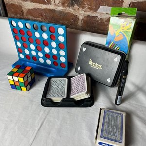 Lote de Juegos de Mesa: 4 en Línea, Mikado, Cubo Rubik y Naipes - imagen 4