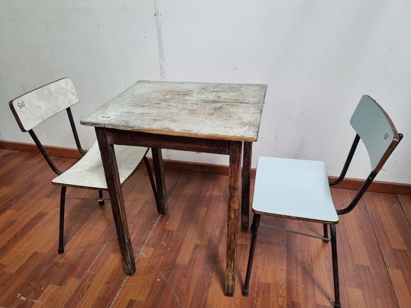 Mesa y sillas de madera y metal - imagen 5