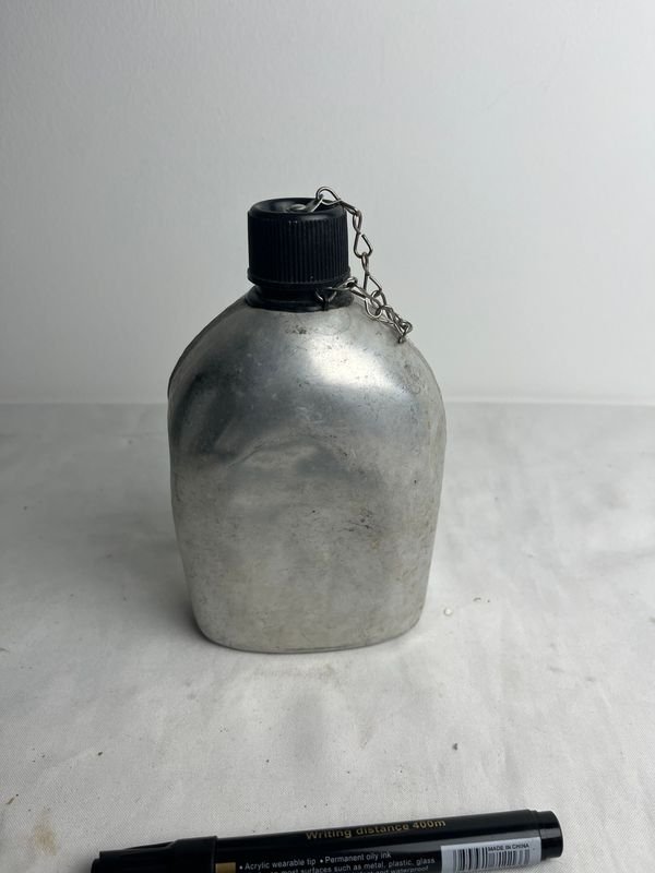 Lote siguiente: Botella de Metal con Cadena y Marcador