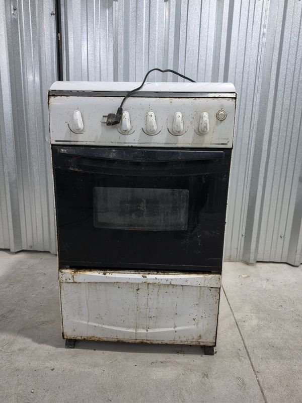 Cocina Eléctrica Blanca de 4 Hornallas con Horno
