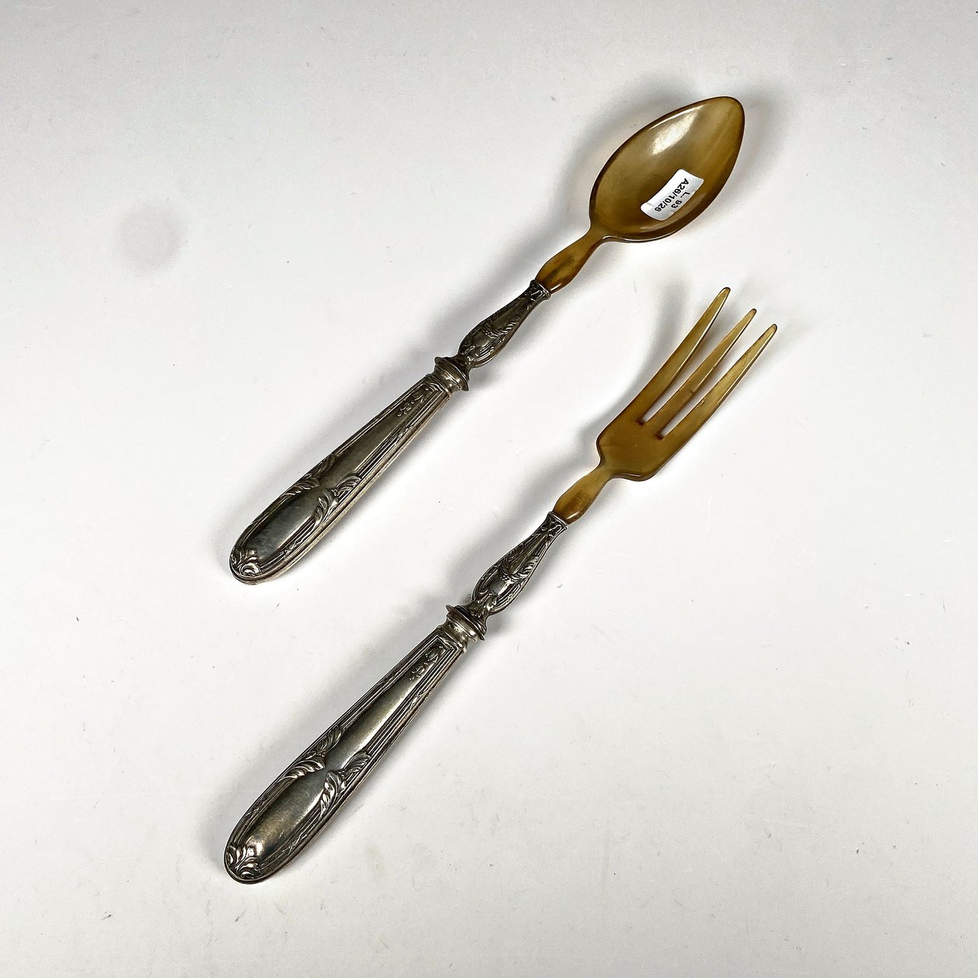 Dos Cubiertos de Servir con Cabos de Metal y Guampa