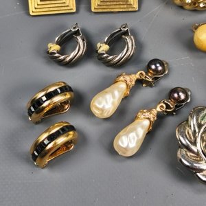 Lote de 9 pares de caravanas variadas: doradas, plateadas y con piedras verdes y perlas - imagen 4