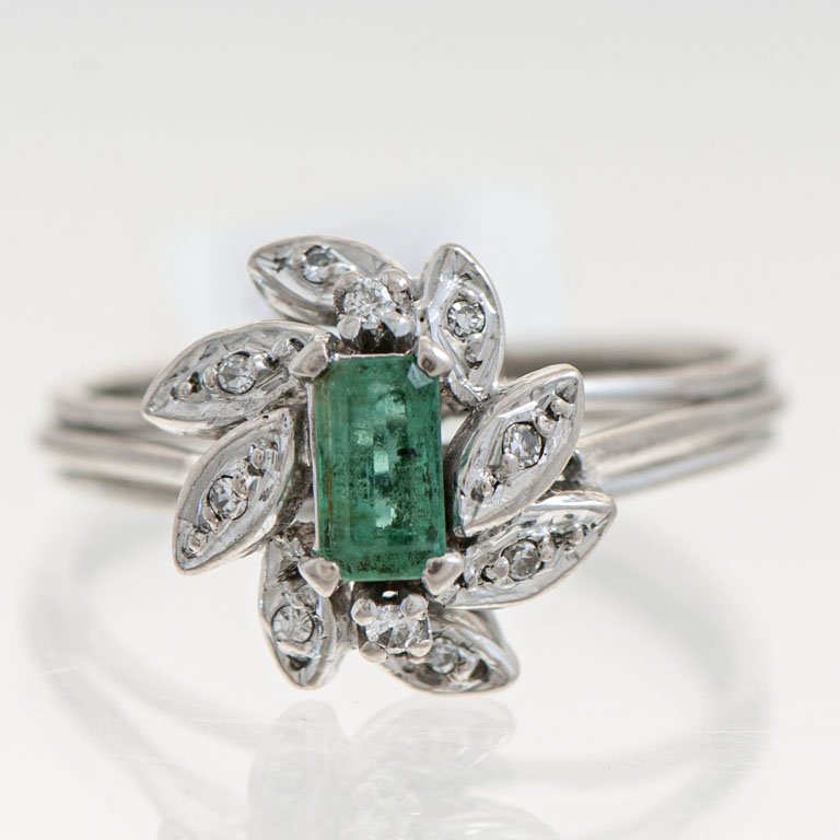 Lote siguiente: Anillo de Oro con Esmeralda y Brillantes