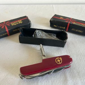Lote siguiente: Navaja Multiuso Tipo Suiza Roja con Estuche