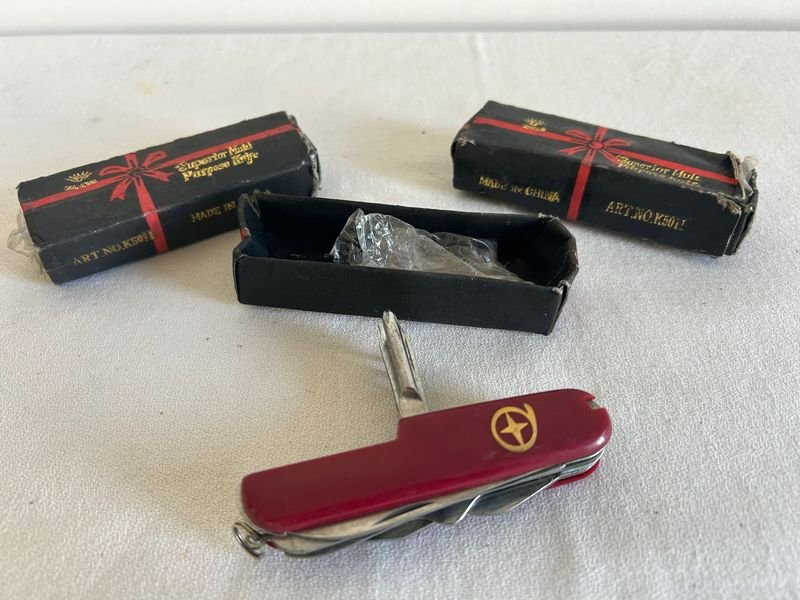 Navaja Multiuso Tipo Suiza Roja con Estuche