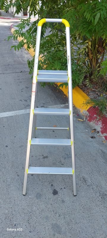 Escalera en aluminio con laterales amarillos - imagen 4