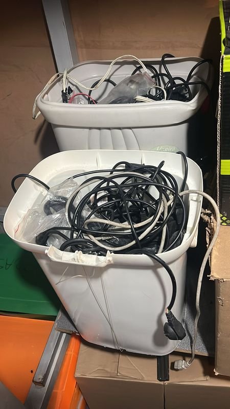 Lotes de cables y enchufes varios en venta
