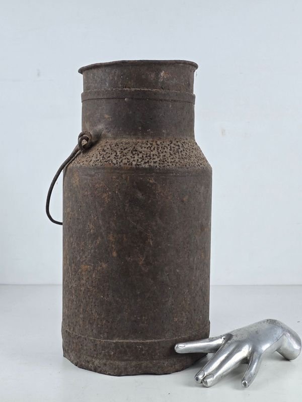 Tacho Lechero Antiguo de Hierro Oxidado con Asa