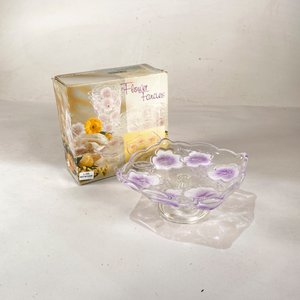 Lote siguiente: Plato Elevado Cuadrangular con Flores Violetas