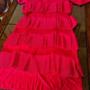 Vestido Fucsia Talle M con Mangas Largas y Volados Plisados - imagen 4