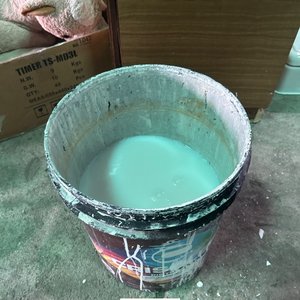 Dos Tarros de Pintura: Uno Grande a Mitad y Uno Negro Lleno - imagen 6