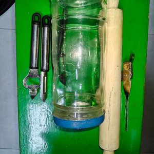 Lote siguiente: Frasco de Vidrio con Tapa, Palote, Destapador, Pela Papas y Utensilios de Cocina