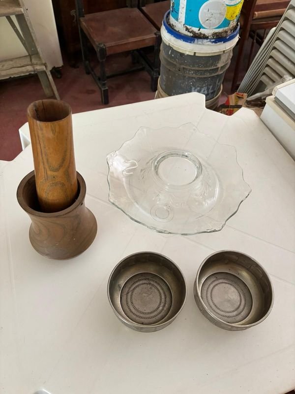 Lote siguiente: Cuencos de metal plateado y mortero de madera para decoración