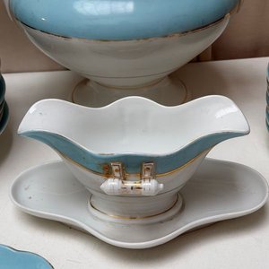 Juego de Porcelana Isabelina con Platos, Salsera y Cuenco - imagen 7