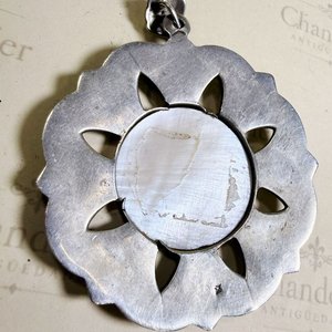 Dije Art Déco Nácar y Marquesitas con Figura Religiosa - imagen 3