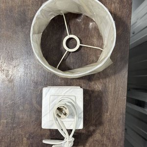 Lámpara de Mesa con Base Rectangular Mármolada y Pantalla Texturizada - imagen 3