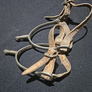 Par de Espuelas Antiguas con Detalle en Metal Blanco y Cuero - imagen 4