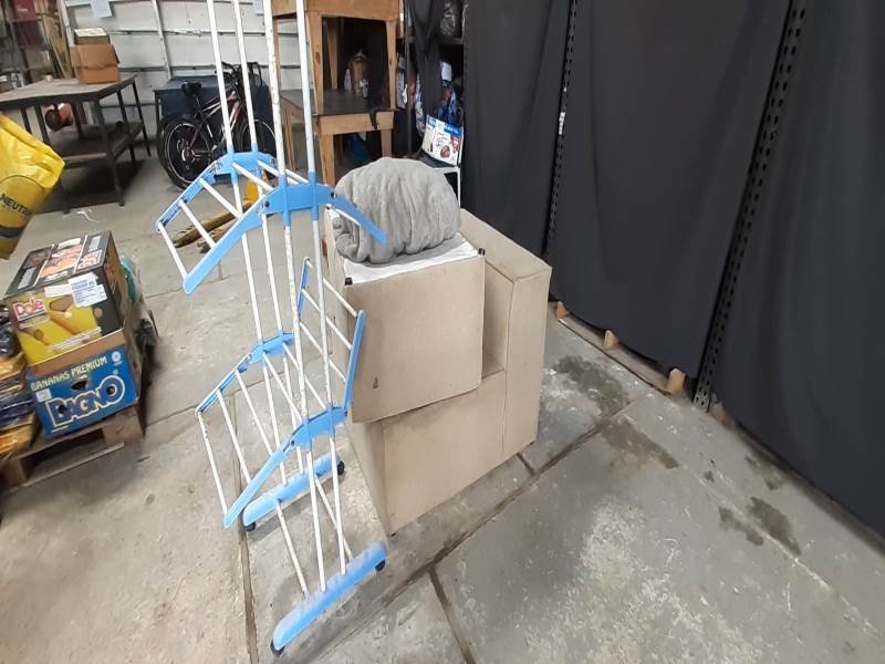 Lote de 4 Artículos Varios: Tendedero, Sillones y Alfombra