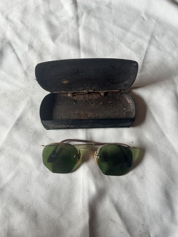 Lote siguiente: Lentes de sol con aumento y estuche
