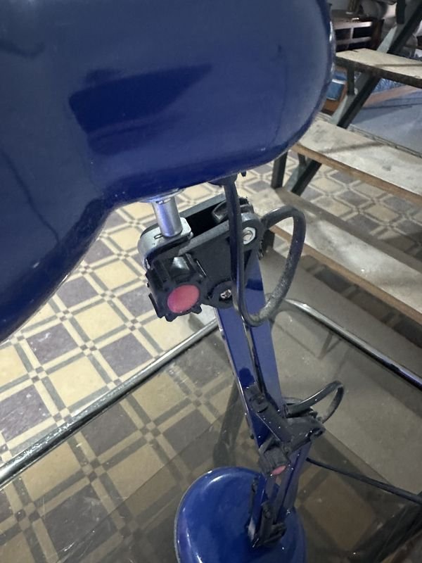 Lámpara de escritorio azul con base metálica - imagen 3