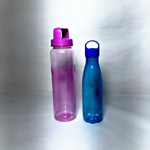 Lote de 6 Botellas Plásticas: 5 Violetas con Manija y 1 Azul - imagen 2