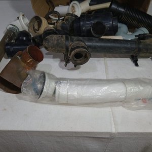 Lote de Sifones y Accesorios de Plomería Usados - imagen 2