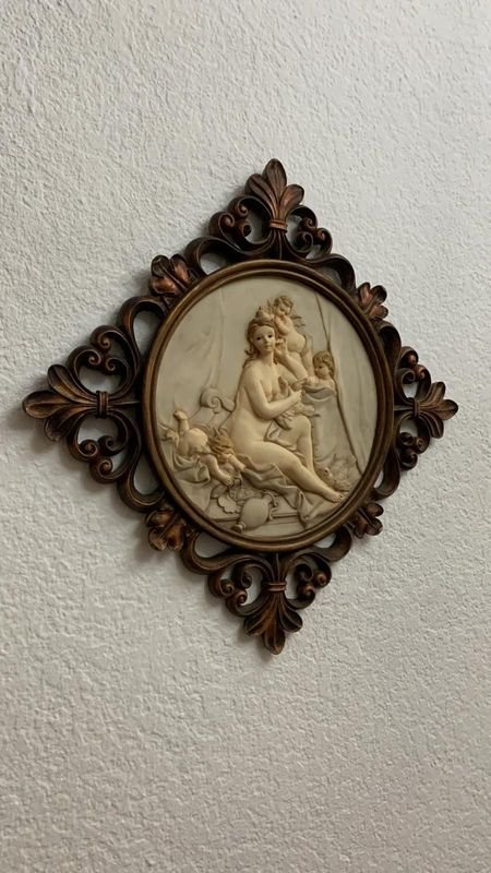 Lote siguiente: Antiguo cuadro de madera y mármol con escultura