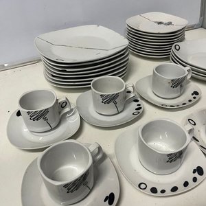 Juego de Vajilla Moderna: Platos y Tazas con Diseño Abstracto - imagen 3