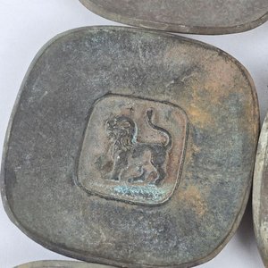 Set de 7 antiguos posavasos o ceniceros de bronce con signos del zodíaco - imagen 3