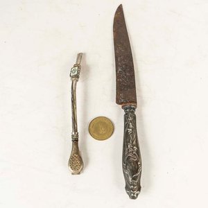 Lote siguiente: Cuchillo de Metal con Hoja Estilo París, Bombilla y Moneda Antigua