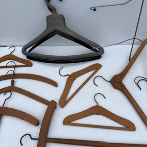 Lote de Perchas Antiguas de Madera y Plástico - imagen 6