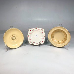 Tres Platos de Porcelana Inglesa con Diseños Distintos - imagen 2