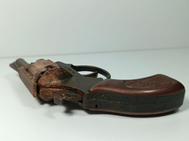 Antiguo juguete revolver de hierro y plástico duro - imagen 5