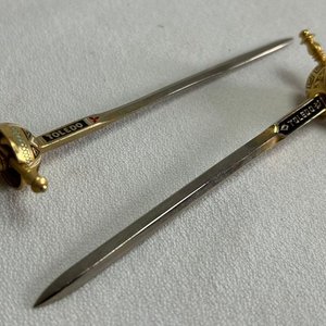 Lote siguiente: Dos Abrecartas Estilo Espada Antigua, Toledo, 13cm