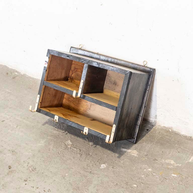 Lote siguiente: Pequeña repisa rústica con detalles en el lustre y la pintura