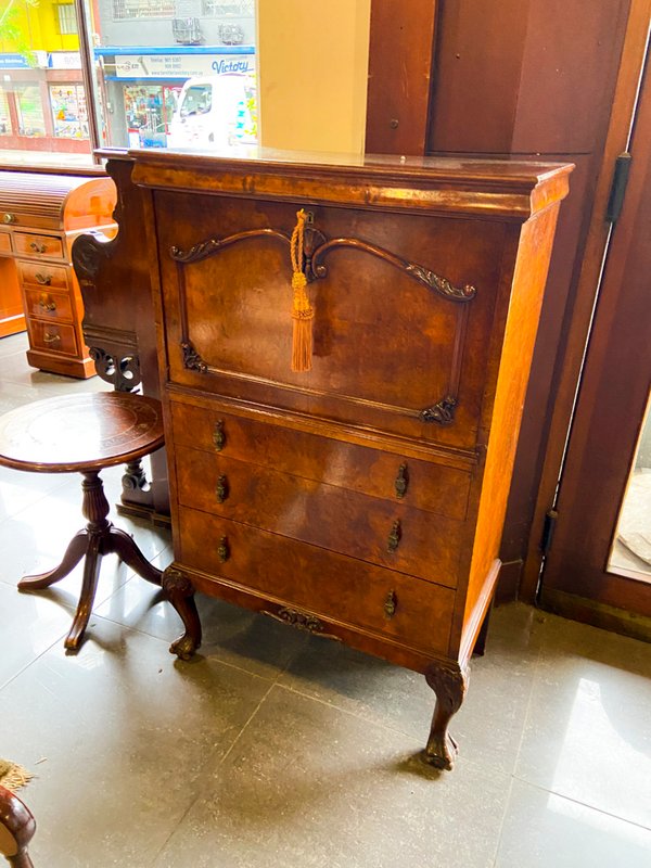 Mueble Antiguo de Madera con Cajones y Detalle de Borla - imagen 1