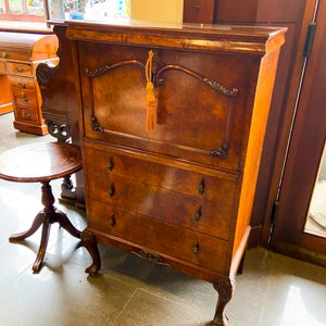 Lote siguiente: Mueble Antiguo de Madera con Cajones y Detalle de Borla