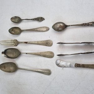 L 055 - Varias Unidades - Surtido de piezas de cubertería y accesorios de mesa, que incluye cucharas, tenedores, bombilla de mate, pinza y destapador de - imagen 6