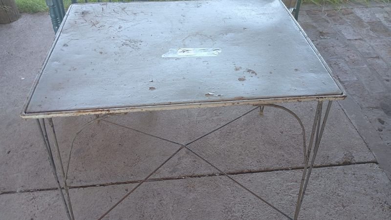 Mesita de madera con estructura metálica - imagen 3