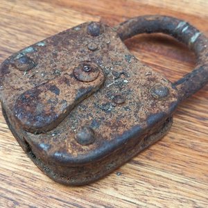 Lote anterior: Antiguo Candado de Hierro Forjado con Guardapolvo Basculante Estilo Rústico