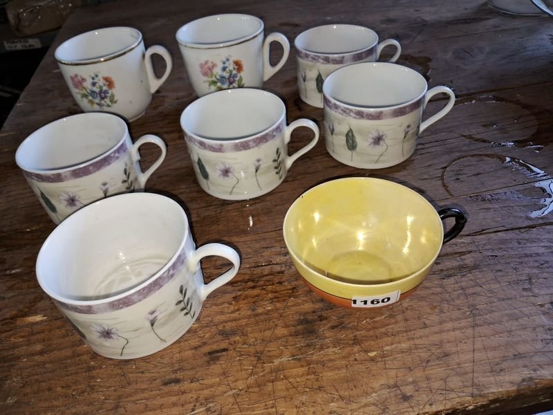 Lote siguiente: Lote de tazas cerámicas con patrón floral