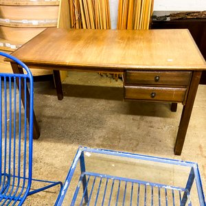 Lote anterior: Escritorio de madera con cajones